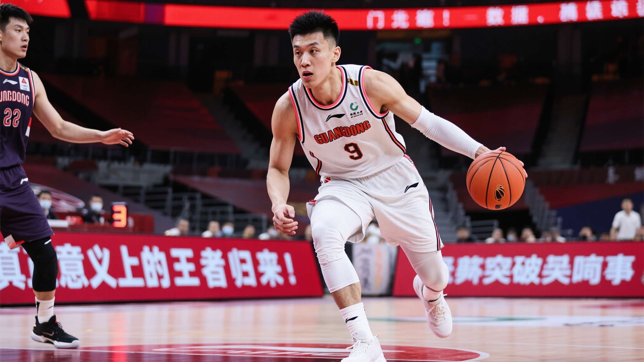 导演20分大逆转!赵睿一雪前耻,有人却尴尬了,郭士强还敢带他吗 据实战数据统计,当球队落后到两位数时,是*赵睿名义上的当家核心发挥决定性作用,将